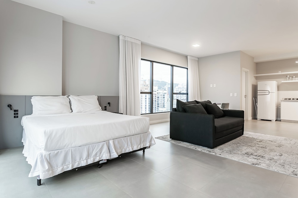 Studios Tower by Viva - Prédio com piscina e estacionamento no centro de Floripa