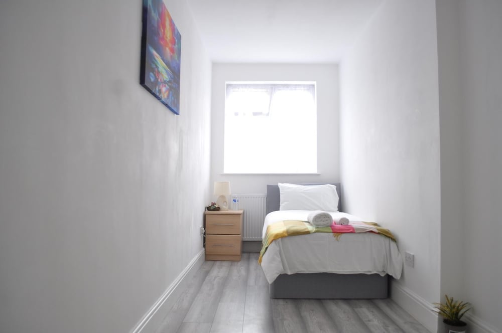 5 Bed Family Home Greater London, Free Parking