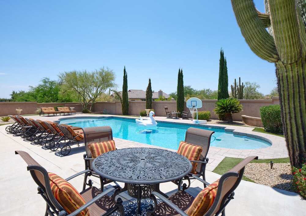 Valley View Villa - Private Pool - Hidden Bedroom