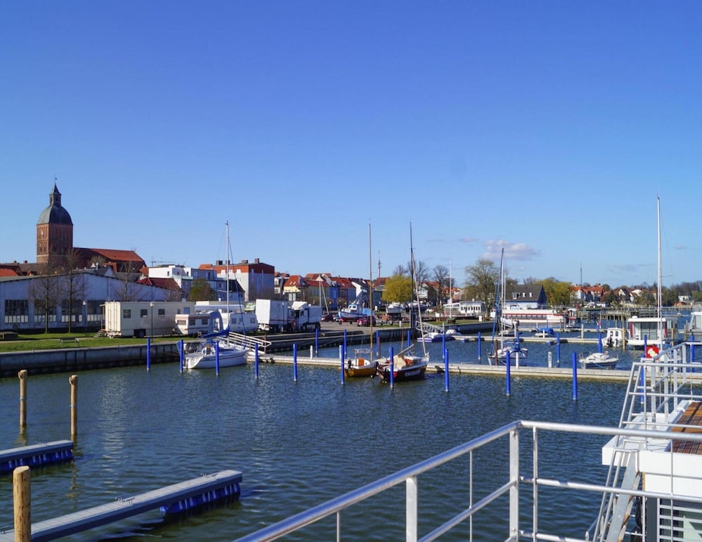 Hausboot Schwimmendes Haus in Ribnitz-damgarten