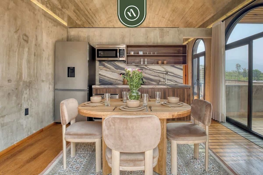 Luxury 1 BR Condo in Downtown - AC - Peaceful