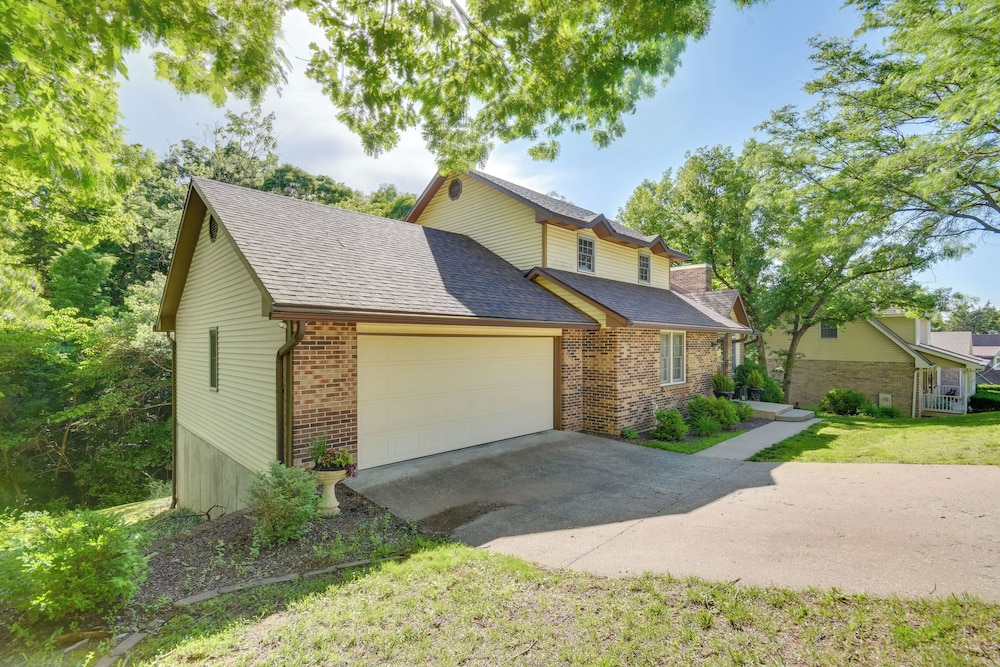 3 Mi to Dtwn Jefferson City: Family Home w/ Deck