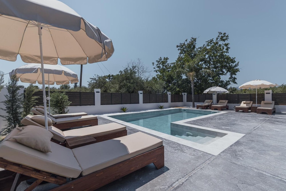 Villa Infinity Ena in Kalamaki