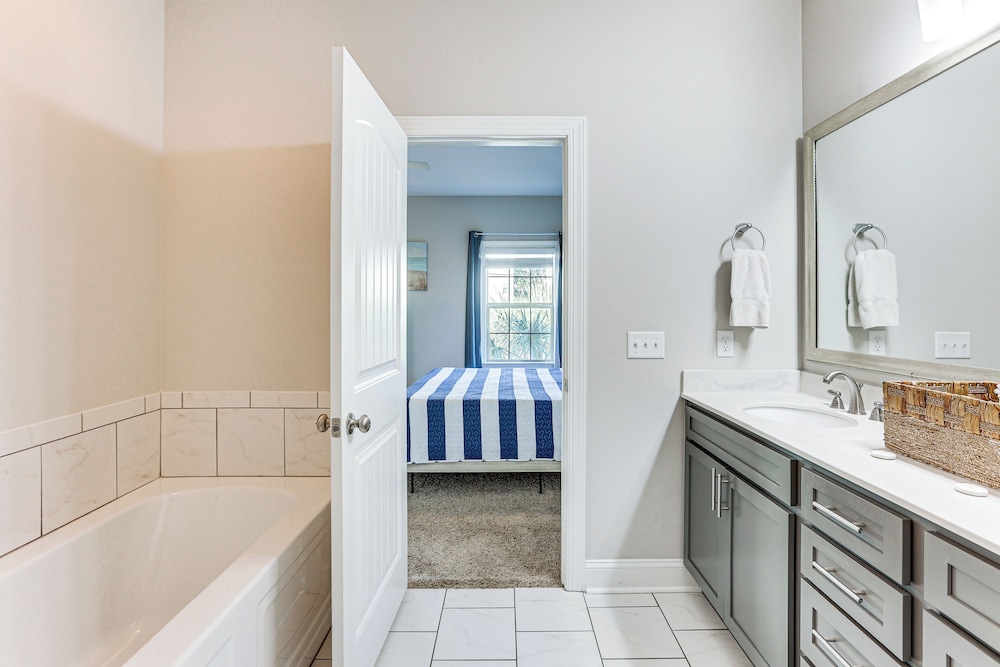 3 Mi to Pier Village: Dog-friendly St Simons Home!