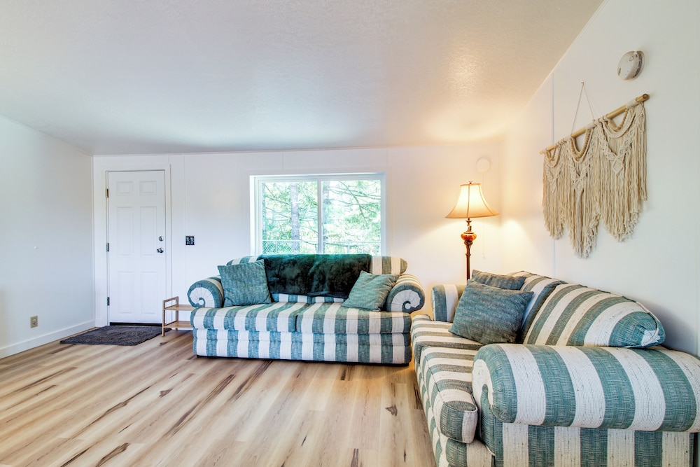 Quiet Lakefront Retreat < 2 Mi to Heceta Beach!
