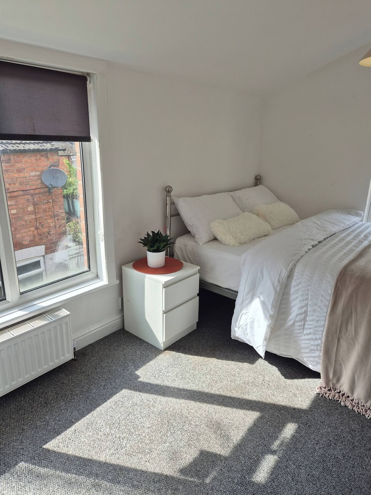 Spacious Large 4BR Home Train Station University