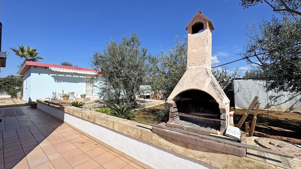Villa Ulivo Sleeps 7 Garden Close to the sea