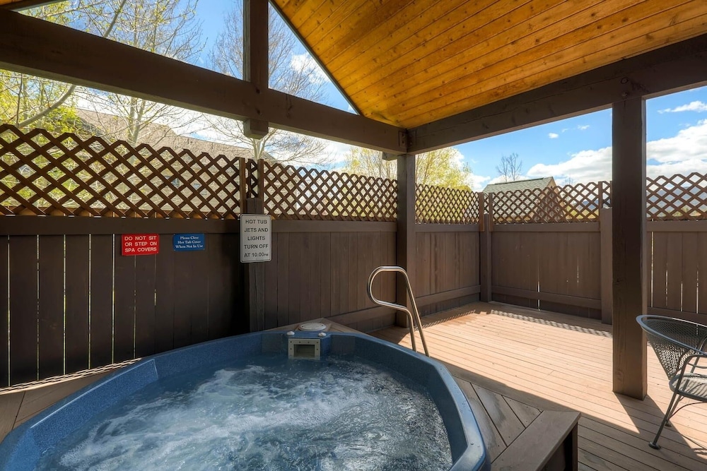 Tarn Landing  C-5 1 Bedroom Condo by RedAwning