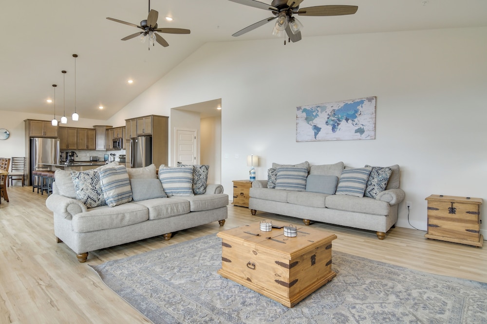 Table Rock Lake View & Games Galore: Family Lodge