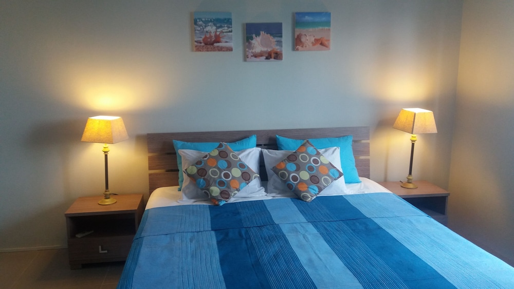 Sunny Private First Floor 1-br Beach Apartment With Spacious Balcony, Pool, Wifi view 3