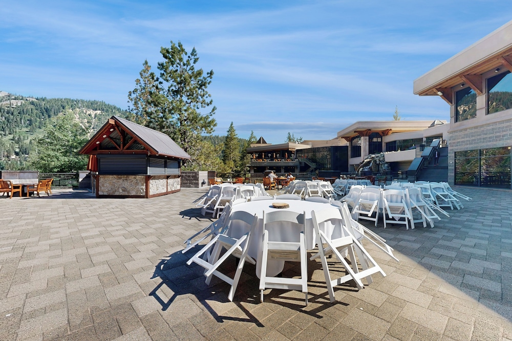 2BR Resort Condo Ski-in/ski-out, Pool, Hot Tub