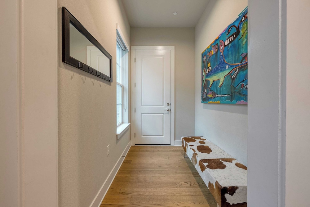 Town Lake Townhouse Hot Tub, Game Room & Skyline Views