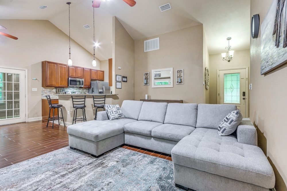 Spacious Yard! Navarre Home in Quiet Neighborhood