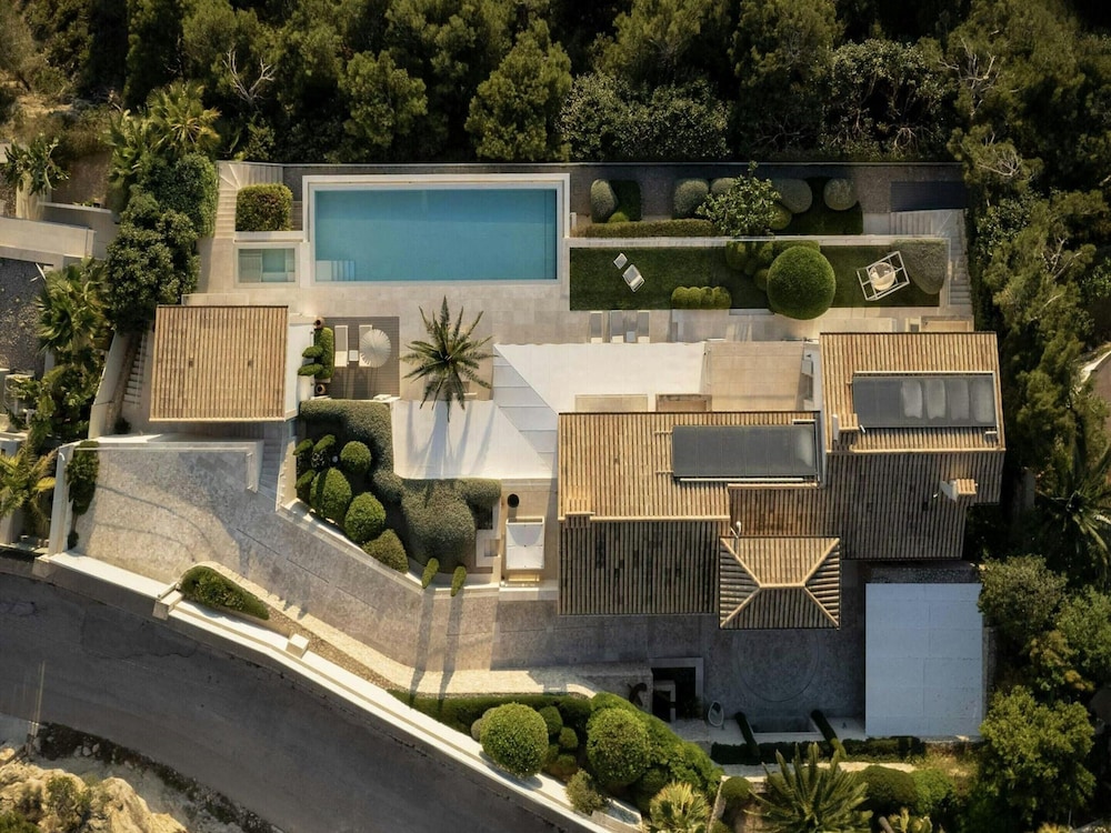 Villa in Tranquil Hillside Location