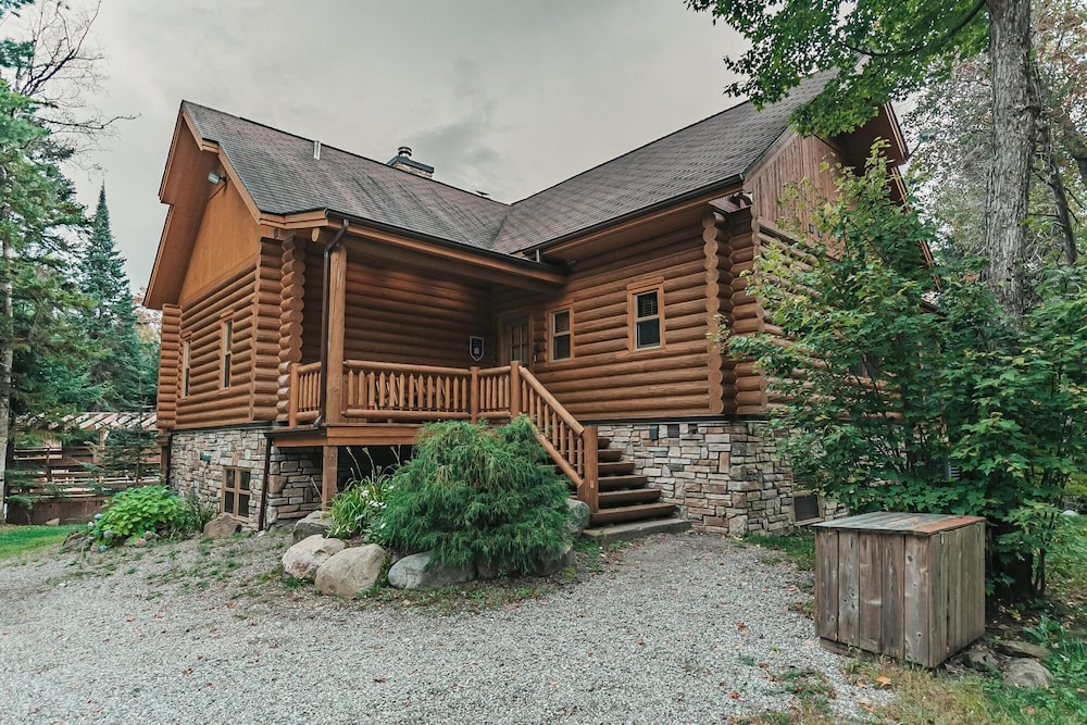 Harfang 51 - Stunning log Cottage With Private hot tub Pool and Scandinavian dry Barrel Sauna