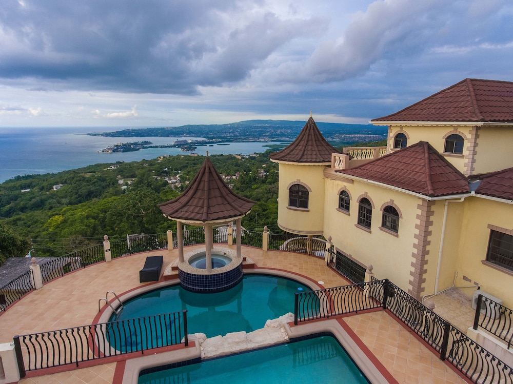 Hotel Clarridge Hall Guesthouse - Image 1