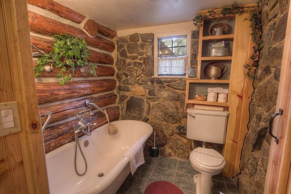 Zephyr Cabin 3 Bedroom Home by RedAwning - Property Image 19