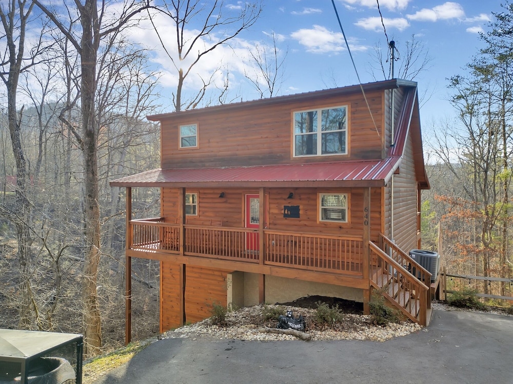 Bear Hug Hideaway 2 Bedroom Cabin