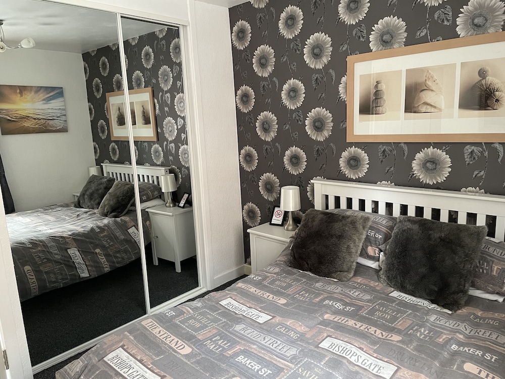 2 Bed Flat - Sleeps 3 - Parking - Wifi view 4