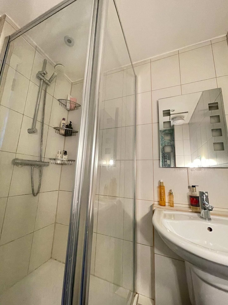 Chic 1BD Flat - 10 Minutes to Victoria Park!