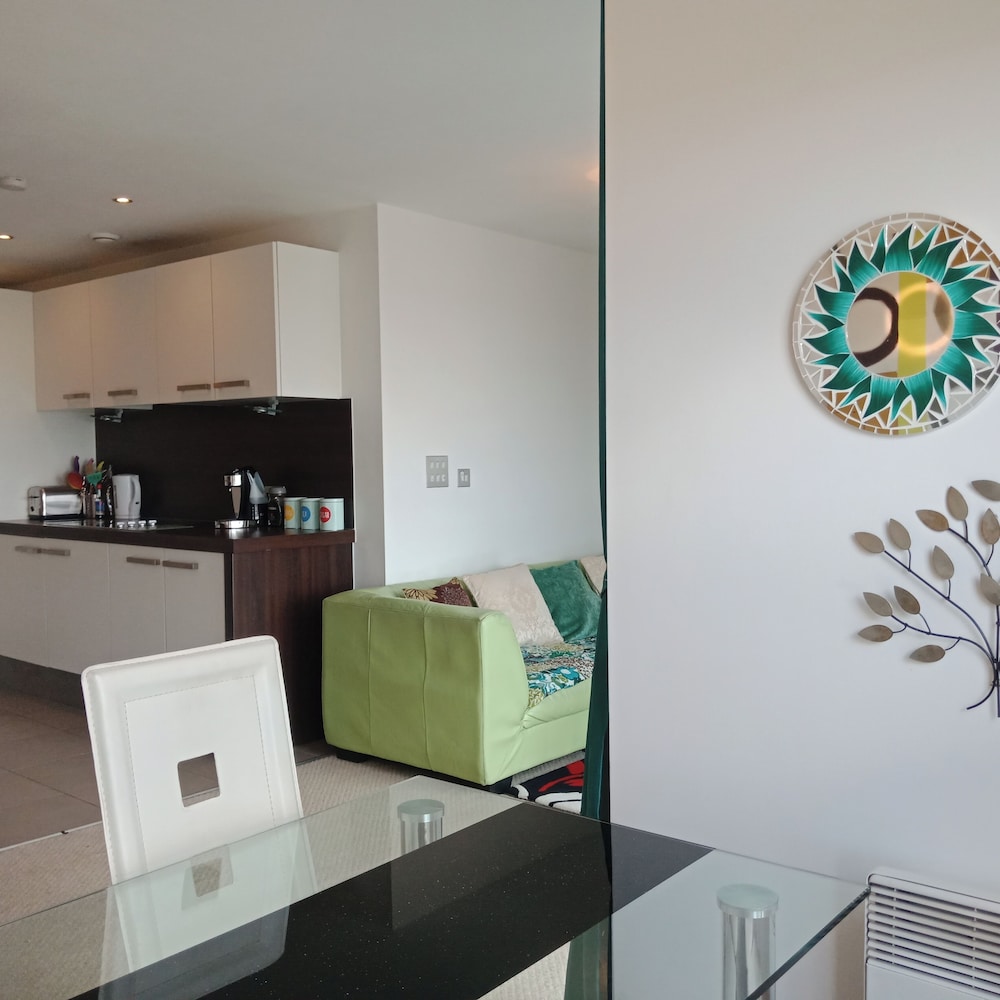 1 Bed Flat - Sleeps 5 - Pets - Garden - Parking