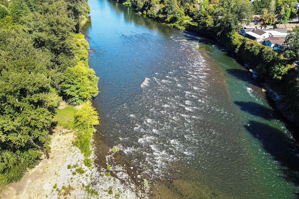 Lovely Riverfront Grants Pass Home: Pool & Hot Tub