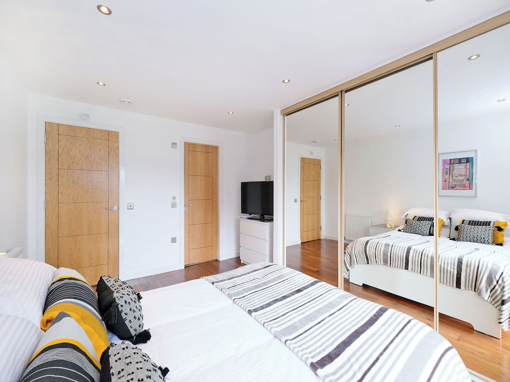 Stunning two Bedroom Home in West End Area of Aberdeen view 5