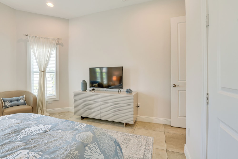 1/2 Mi to Beach: Poolside Oasis on Marco Island!