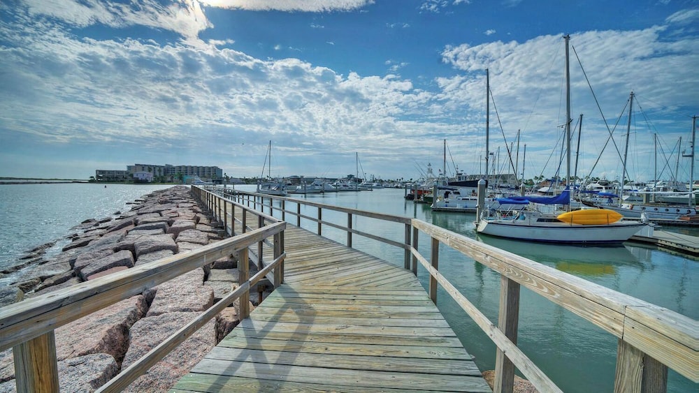 Walk to the Beach Ocean Views, Balcony Dining & Open Living Beachview 54 by Avantstay