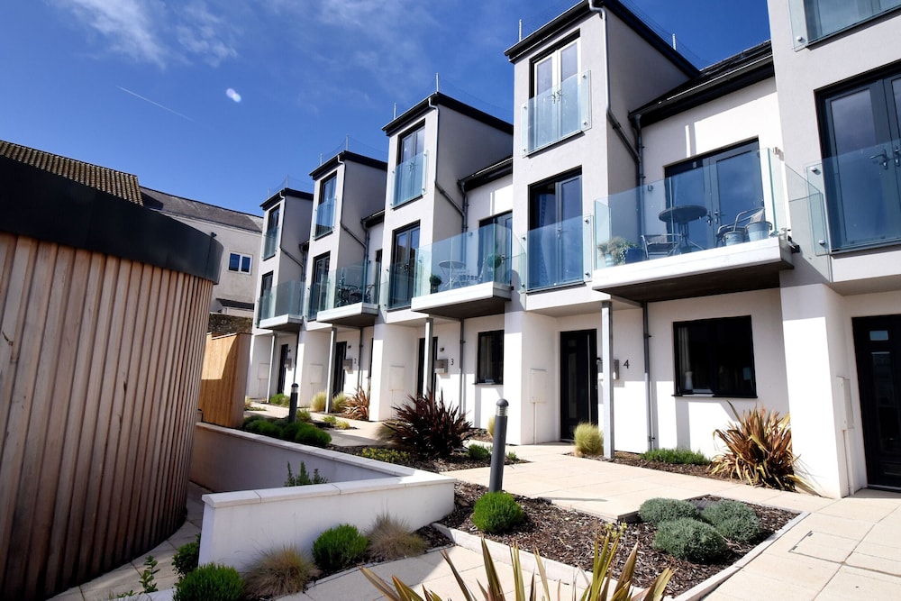 3 Grove Mews