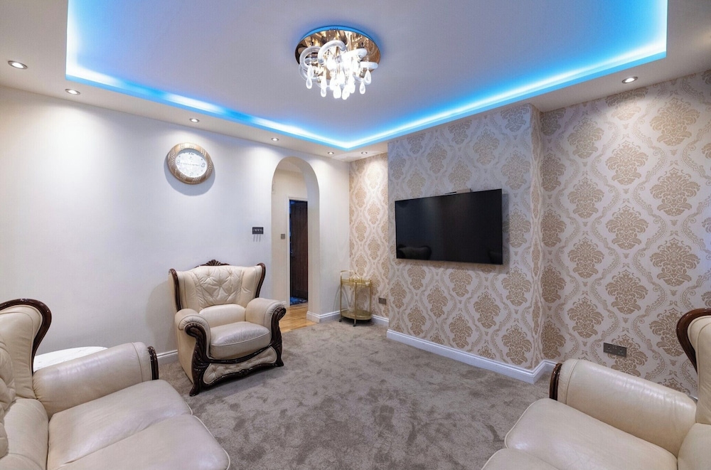 Chic London Apartment in Brown Hart Gardens