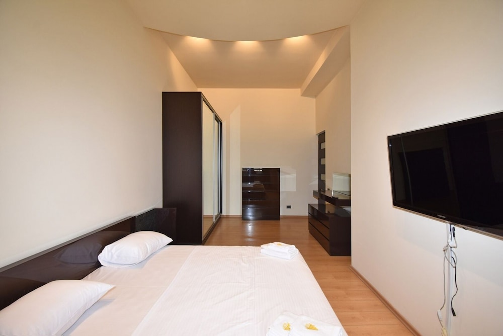 Spacious Apartment by Luxe Group TT606