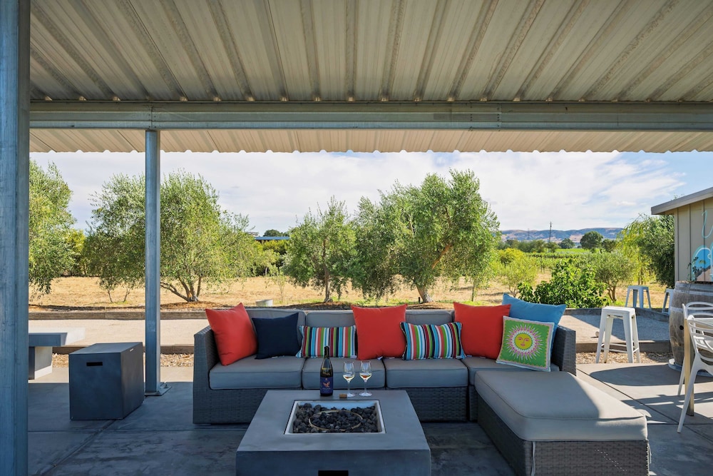 Coplan Vineyards by Avantstay 10-acre Estate w/ Pool, Spa, Bocce & Designer Interiors