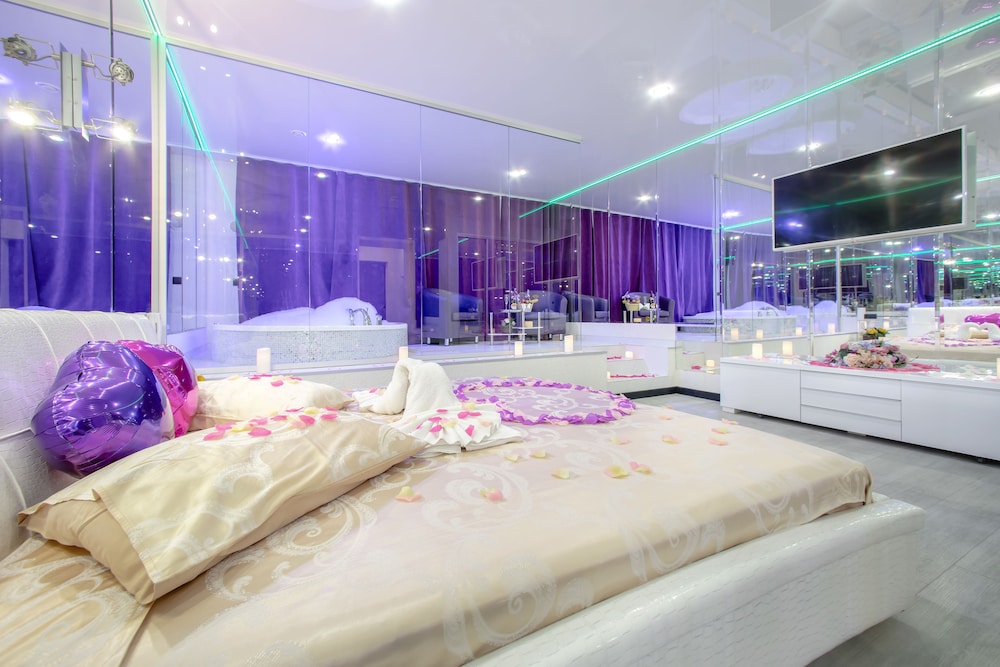Alex Hotel on Muzhestva