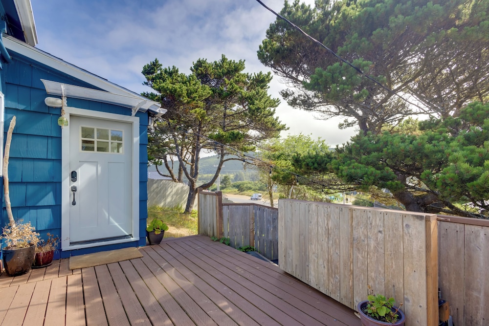 Walk to Shore: Rockaway Beach Retreat w/ Hot Tub!