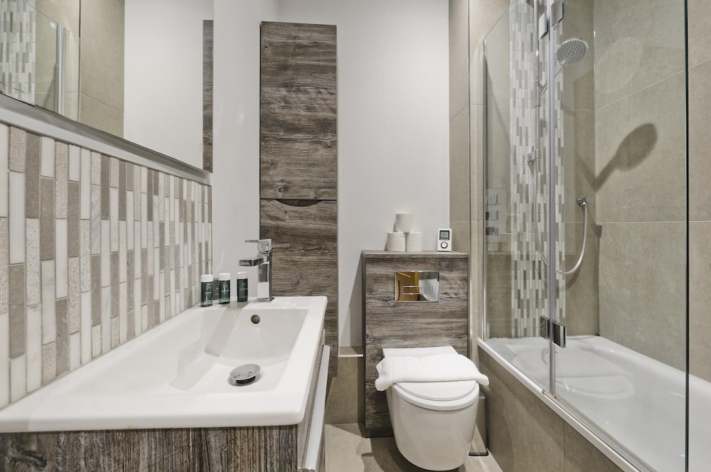 Stylish two Bedroom Apartment Near Tower Bridge by Underthedoormat
