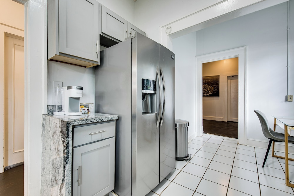 Renovated ATL Home 2 Mi to Mercedes-benz Stadium!