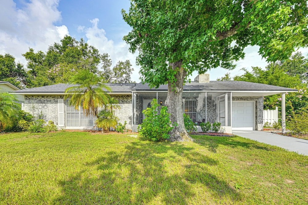Pet-friendly Home w/ Lanais, Near Dtwn Tampa!