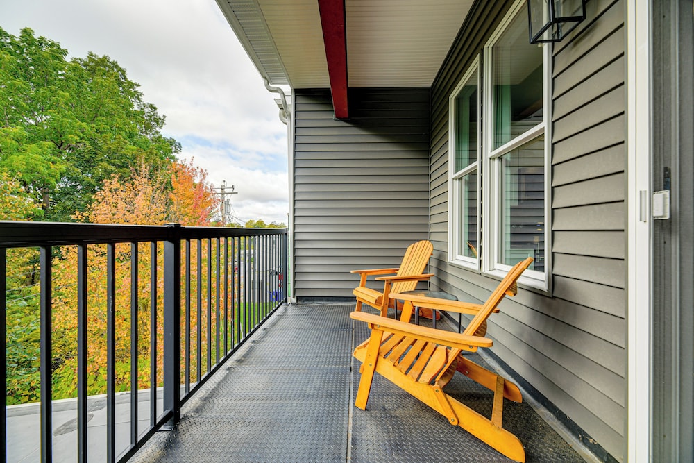 Luxurious 'litfin Loft' - Walk to Main St Akron