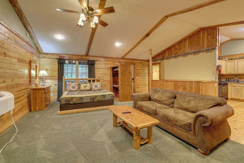 4 Mi to Lake: Wooded Log Cabin in Eureka Springs!
