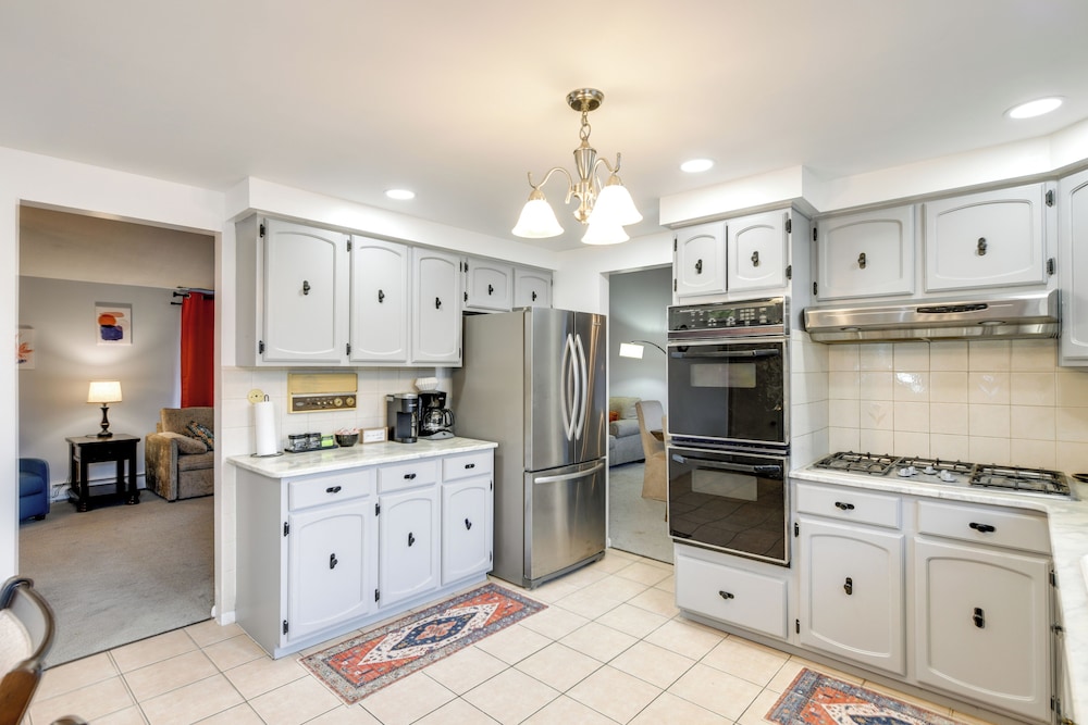 Deck & Seasonal Pool: Spacious Home Near Buffalo!