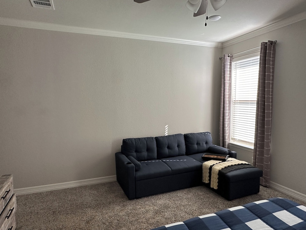 3BR Cozy Home w/ Enclosed Backyard & W/D