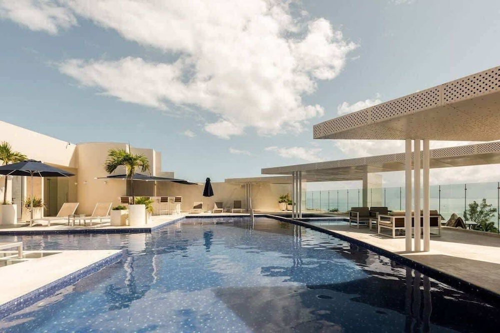 1 Br. Steps From the Beach Roof W/ocean View