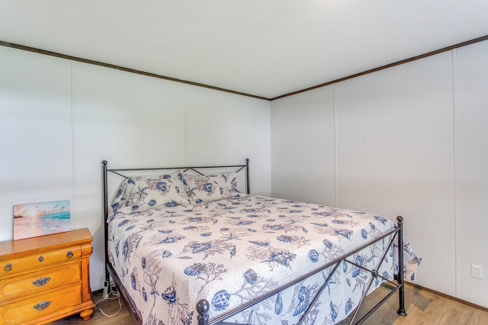 2 Mi to Ocean Isle Beach: Family Home w/ Deck!