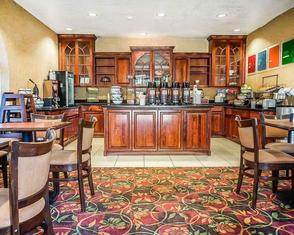 Roswell Vacations - Quality Inn  Suites - Property Image 7