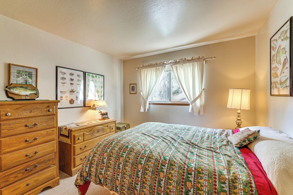 Quiet Truckee Retreat w/ Deck, 5 Mi to Donner Lake