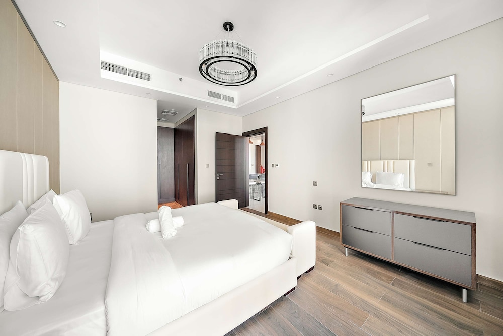 Modern 1BR With Stunning Views in Business Bay