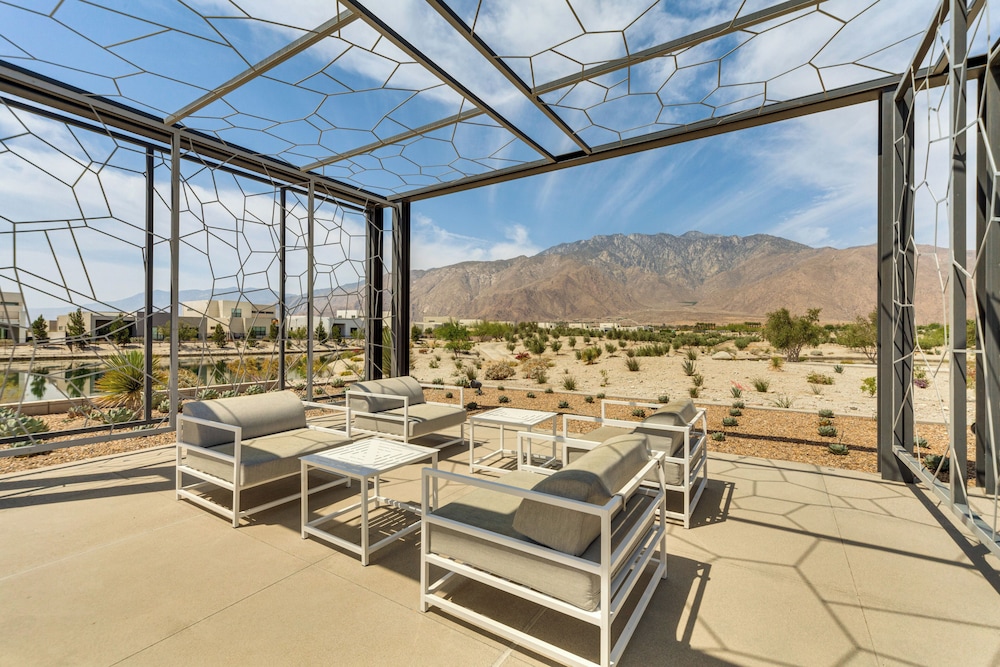 Desert Oasis in Palm Springs w/ Resort-style Perks