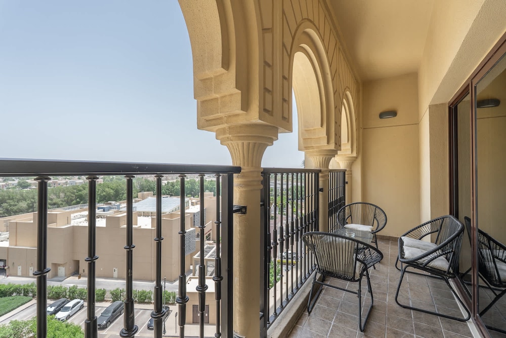 Stylish 1-bedroom Retreat With Pool in Vibrant Jumeirah Golf Estates
