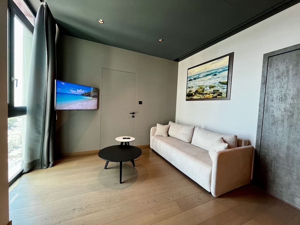 128 LIM - 2002 Stay Only Tower Suite